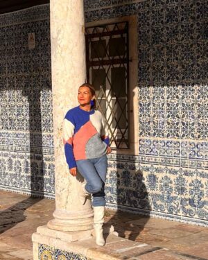 Isabel Angelino Instagram - Cosy Friday …💙🤍 blusa @turkanaturkana