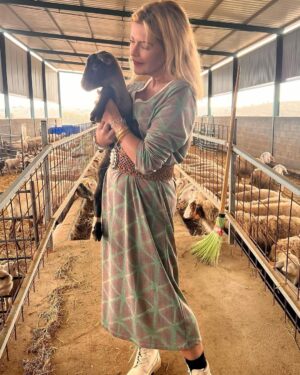 Isabel Angelino Instagram - Já fiz um novo amigo , chama-se bolota e è uma ternura . Acho que ele gostou do meu vestido da @turkanaturkana 💚