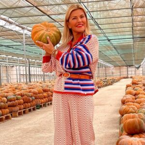 Isabel Angelino Instagram - O Halloween está aí à porta e eu não resisti a vir buscar umas abóboras para a decoração . 🎃Fato da @lobe.pt 🧡💙