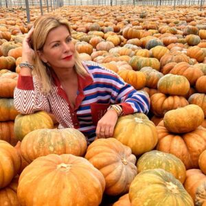 Isabel Angelino Instagram - O Halloween está aí à porta e eu não resisti a vir buscar umas abóboras para a decoração . 🎃Fato da @lobe.pt 🧡💙