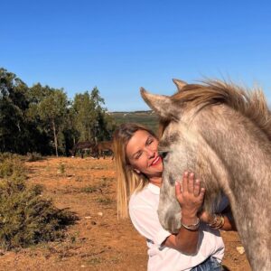 Isabel Angelino Instagram - A @amorempatiaong um santuário animal de proteção e reabilitação que resgata animais vítimas de maus-tratos , que são entregues porque os donos já não podem cuidar deles ou ainda  na eminência de serem abatidos . Eu já visitei em trabalho este espaço que se percebe está repleto de amor por animais . Mas esta ONG precisa de ajuda para alimentar todos estes  animais que assim conseguem ter a dignidade que lhes è merecida , alguns já nos últimos anos de vida . Se arrastarem o carrossel de fotos vão conseguir encontrar os números para onde poderão contribuir nem que seja com 1€ . 🙏