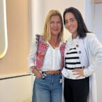 Isabel Angelino Instagram - Seis meses depois voltei à @skinboutique.pt para mais uma consulta com a Dra. @mafaldacleto_md que cuida da pele do meu rosto há já alguns anos . Não se trata de parar a passagem do tempo porque è sinal de que estamos vivos mas sim atrasar alguns sinais mais visíveis do normal envelhecimento da nossa pele . Assim após sete picadinhas de toxina botulínica sai da clínica e segui com o meu dia normalmente com a certeza de que a minha expressão facial vai continuar a ser a mesma. Cuidar de nós para nos sentirmos bem na nossa pele è essencial mas sem nunca esquecer que a nossa mente também precisa de ser cuidada. E assim seguimos o caminho da nossa vida . 🤍