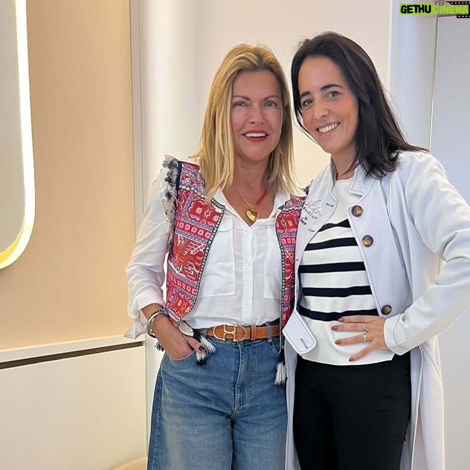 Isabel Angelino Instagram - Seis meses depois voltei à @skinboutique.pt para mais uma consulta com a Dra. @mafaldacleto_md que cuida da pele do meu rosto há já alguns anos . Não se trata de parar a passagem do tempo porque è sinal de que estamos vivos mas sim atrasar alguns sinais mais visíveis do normal envelhecimento da nossa pele . Assim após sete picadinhas de toxina botulínica sai da clínica e segui com o meu dia normalmente com a certeza de que a minha expressão facial vai continuar a ser a mesma. Cuidar de nós para nos sentirmos bem na nossa pele è essencial mas sem nunca esquecer que a nossa mente também precisa de ser cuidada. E assim seguimos o caminho da nossa vida . 🤍