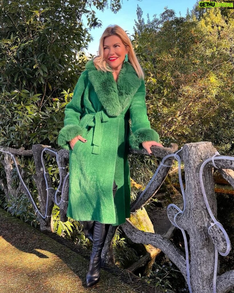 Isabel Angelino Instagram - Bom domingo a todos e até já no @aquiportugal.oficial Hoje estamos em Penafiel ! 💚 casaco @boho.chic.trendy_ brincos @ogatofrederico_store Sameiro (Penafiel)