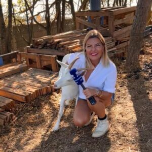 Isabel Angelino Instagram - A @amorempatiaong um santuário animal de proteção e reabilitação que resgata animais vítimas de maus-tratos , que são entregues porque os donos já não podem cuidar deles ou ainda  na eminência de serem abatidos . Eu já visitei em trabalho este espaço que se percebe está repleto de amor por animais . Mas esta ONG precisa de ajuda para alimentar todos estes  animais que assim conseguem ter a dignidade que lhes è merecida , alguns já nos últimos anos de vida . Se arrastarem o carrossel de fotos vão conseguir encontrar os números para onde poderão contribuir nem que seja com 1€ . 🙏