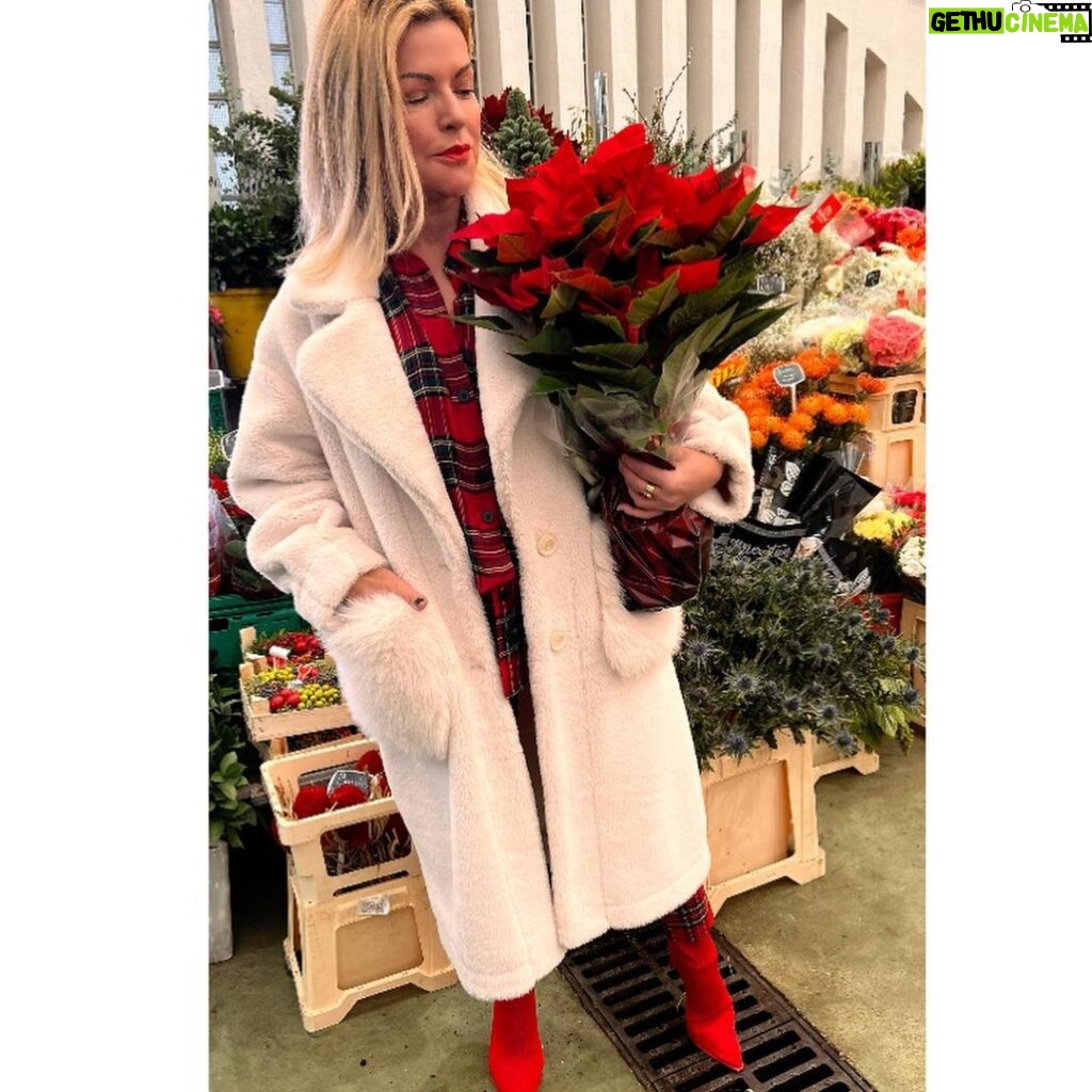 Isabel Angelino Instagram - Red flowers … ❤️ casaco @boho.chic.trendy_ Mercado da Vila - Cascais