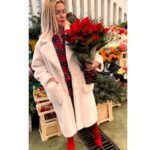 Isabel Angelino Instagram - Red flowers … ❤️ casaco @boho.chic.trendy_ Mercado da Vila - Cascais