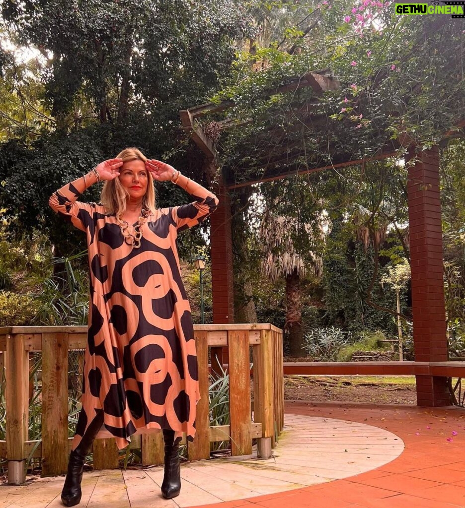 Isabel Angelino Instagram - Bom dia alegria ! Vamos la começar semana com muita energia . 💪 vestido @tropicalbrasiloficial Parque da Fonte Lima
