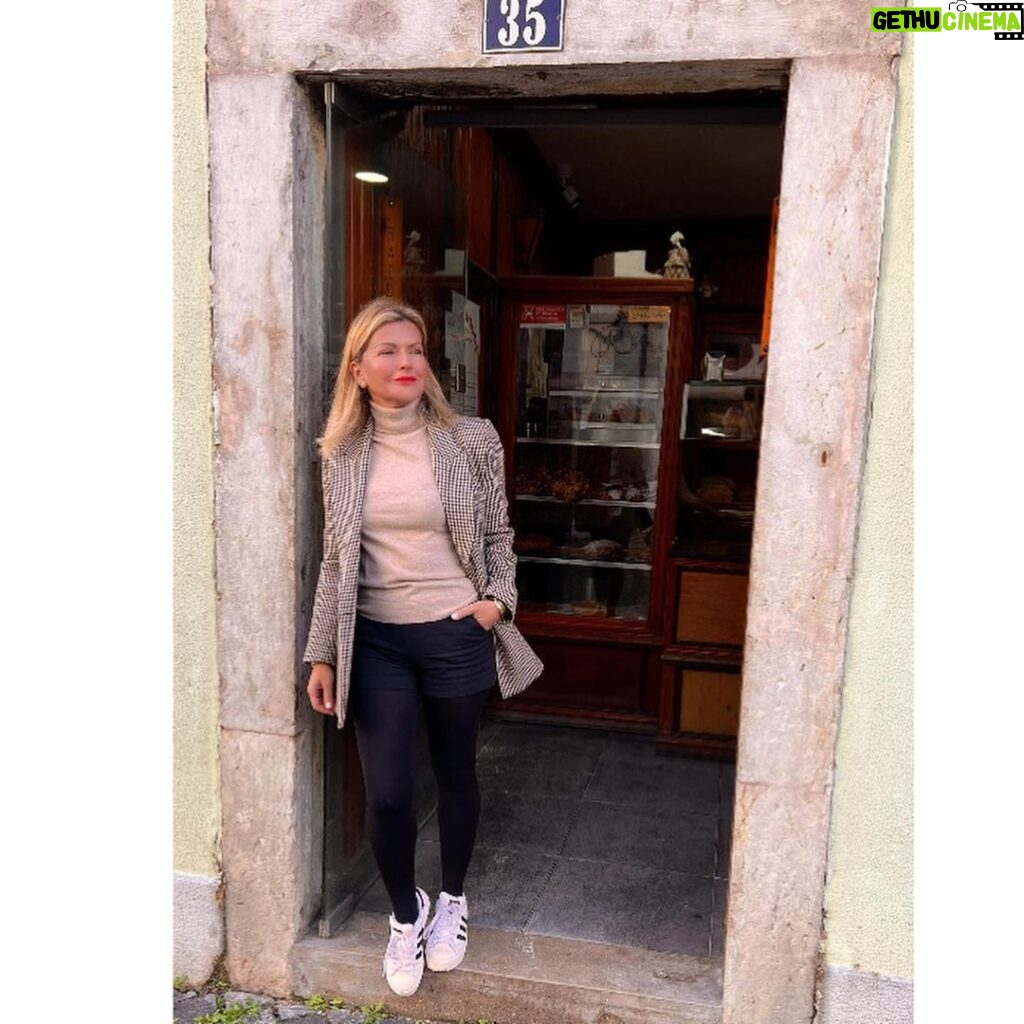 Isabel Angelino Instagram - Vim ao pão à padaria de Carnide 🥖 Panificadora Modelo de Carnide