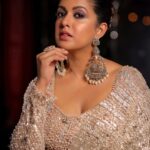 Ishita Dutta Instagram - Rise and shine 🤍 @yash_bhatwal_photography @weddings_by_sanjay @truetrammtrunk @puneetgidwani @makeoverbysejalthakkar @styledbynikinagda @houseofsikka