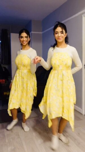 Ishveen Gulati Instagram - Chori Kiy Re Jiya💛 #teamvleenam #mirrortwins #twins #twin ✨
