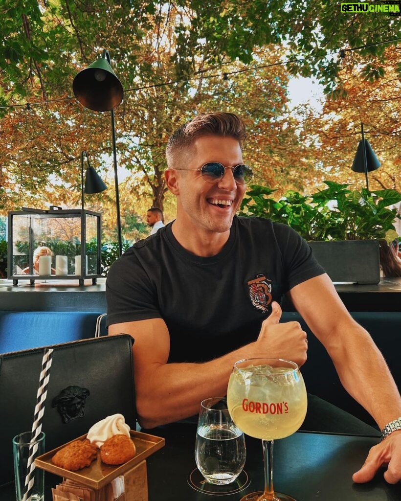 Ivo Arakov Instagram - Пренесох лятното си плажно настроение и в градска среда с коктейлите на Гордънс @gordons.gin.bg Просто ми е все още някак лятно. 🍋 Sofia, Bulgaria