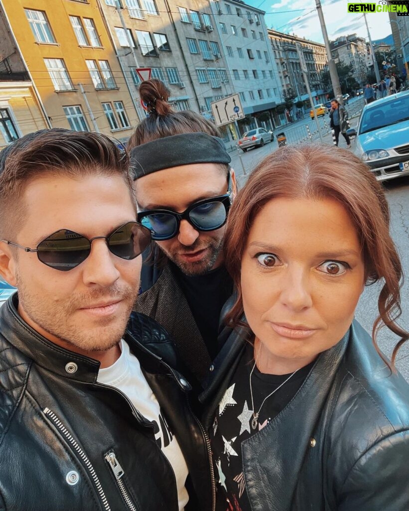 Ivo Arakov Instagram - От 8ми октомври може да гледате мен в “топ10” и @alex_sarchadzhieva в новото предаване “Животът по действителен случай” Всяка събота по @official.btv Тук преговаряме и с @kirill___kirilovv за негова рубрика: “Театърът, моята истина!” 😄 Sofia, Bulgaria