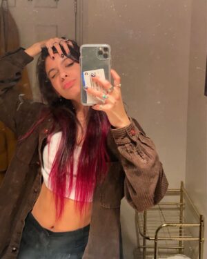 Izabella Alvarez Instagram - Tell @hopelina to clean her mirror
