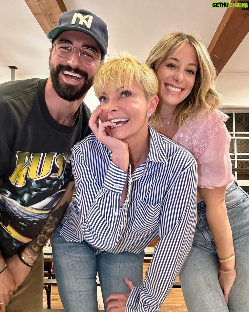 Jaime Pressly Instagram - So this just happened! The longer the strike the shorter my hair. Love my new do!! Cut by @skevozembillas Color by @ccohen #cutitoff #newdo #hairstyle #fun #loveit #transformation #change #release #happy