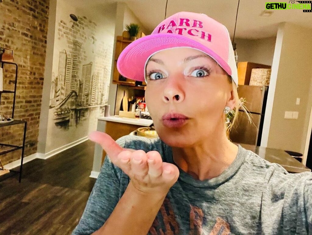 Jaime Pressly Instagram - Welcome To Flatch will be back with all new episodes January 5th! Till then catch up on the 1st and 2nd season on @hulu Happy Holidays everybody!! #snatchtheflatch #thursday #night #lol #comedy #comedyclub #happyholidays