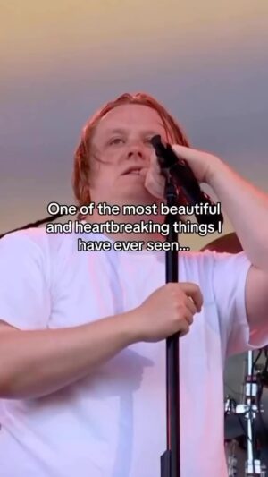 Jaime Pressly Instagram - What an amazing, beautiful moment of human kindness and understanding. Mental health touches all of us. @lewiscapaldi has been brave enough to be himself and share his struggles in front of the world and look at what his brave honesty got him in return. Bravo Lewis👏👏👏 Please watch his documentary HOW I’M FEELING NOW on @netflix #mentalhealth #mentalhealthawareness #understanding #humankindness #beautiful #soul #love