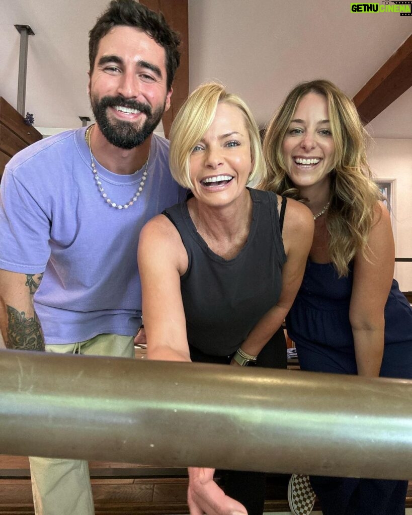 Jaime Pressly Instagram - Got bored again so I went to the salon and let this amazing crew do whatever they wanted and as usual I LOVE IT!! Thank you @ccohen for the beautiful color and @skevozembillas for the amazing new cut! #fun #color #hairstyle #salon #changeisgood