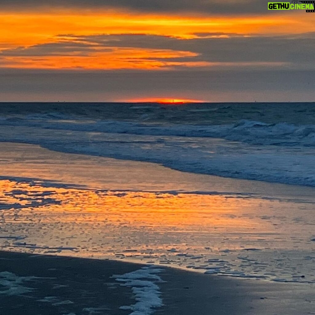 Jaime Pressly Instagram - Just landed back in LA and I’m homesick already. This view back home on the water in Nc never gets old. #homesweethome #homesick #saltwater #sunrise #sunsets #boatlife #family #friends #myheart Atlantic Beach, North Carolina