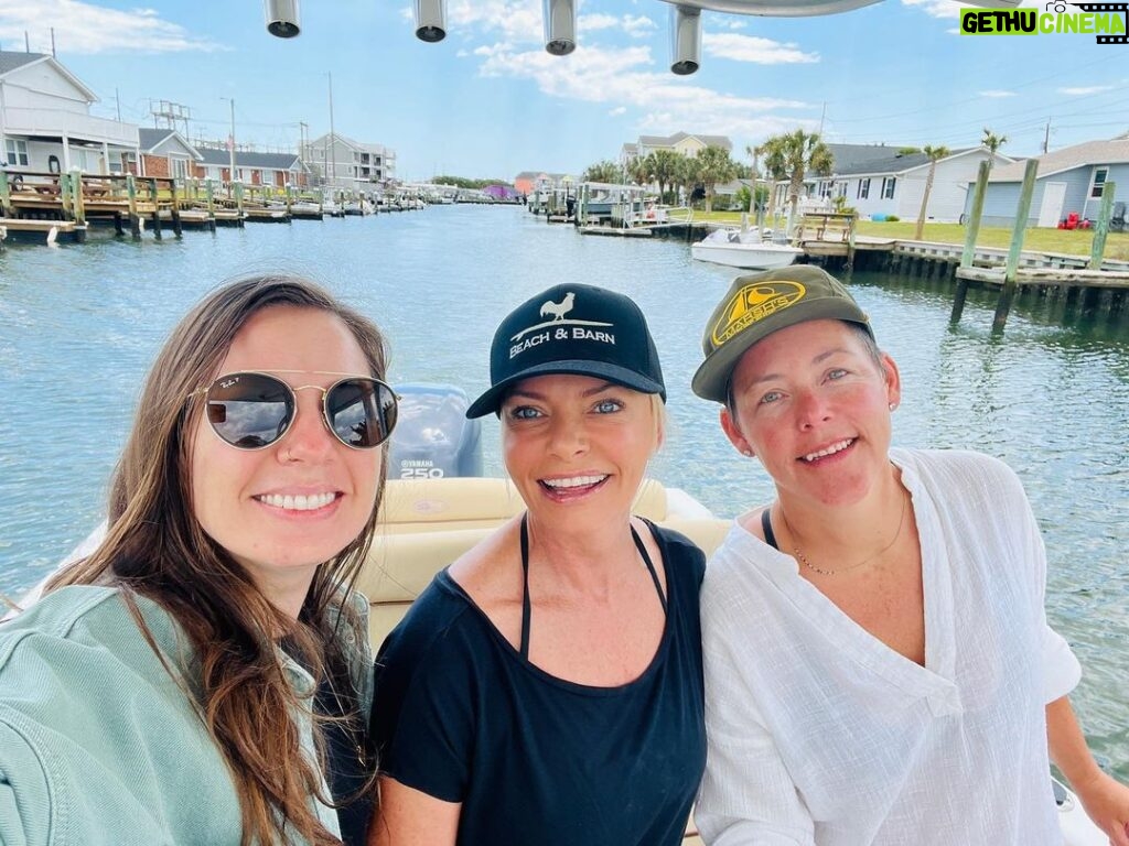 Jaime Pressly Instagram - Best boat day ever out on the water with my girls! #homesweethome #girlsday #saltwater #sun #happyplace #peace