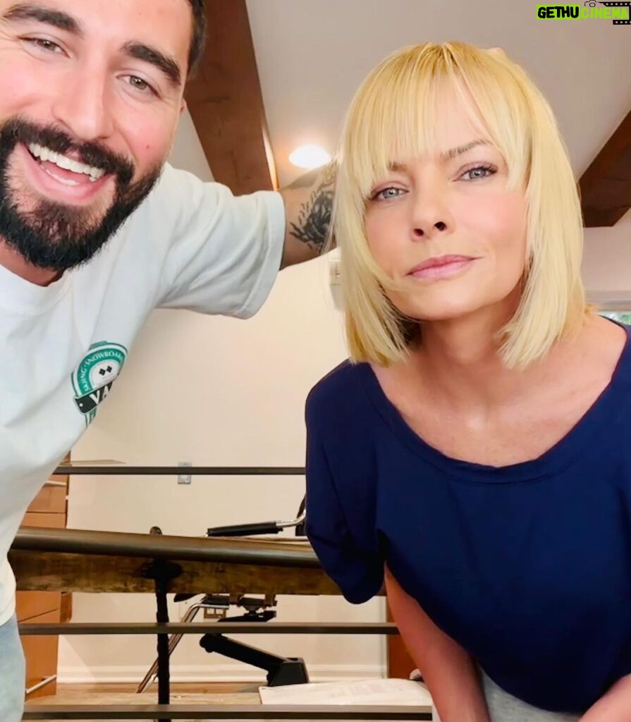 Jaime Pressly Instagram - Sometimes all a girl really needs is a good cut and color to lighten the mood. Nice work! Cut @skevozembillas Color @ccohen