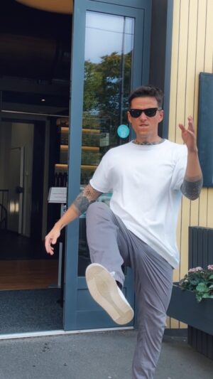 Jakub Kotek Instagram - Heslo pro udržení věčného léta bez mráčku je TROPIKale od @volbasladku 🌴 Svrchně kvašený nefiltrovaný beer s citrusovými tóny a hořkostí amerických chmelů 🍋🇺🇸 A ve vybraných podnicích si můžete dát i speciální pivní koktejl 🍹
.
.
Ano vím, v mém provedení najdete mnoho nedokonalostí a rád bych řekl, že úmyslných, ale svět nemůže být plný dokonalých influencerů. Aby jste si těch opravdu dobrých vážili jsem tu já ❤️
.
Díky @volbasladku že mi dáváte šanci. 
#napivosrozumem #volbasladku #spoluprace
