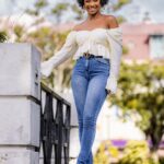 Jalylane Maës Instagram - TUESDAY ✨ “Celui qui accepte avec le sourire d'être volé vole lui-même quelque chose à son voleur.” 👗: @pimkie_antilles 📸: @danette_dn & @mathilde.garel #sourire #miss #pointeapitre #guadeloupe #blanc #journee #placedelavictoire #mardi #tuesday Pointe-à-Pitre