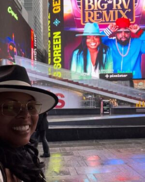 Janice Faison Instagram - Im in NY for the day and I finally get to see the billboard!!! Yayyyyyyyyy #timesquare @bigrvremix @celebritytrailers @bigboi @hulu