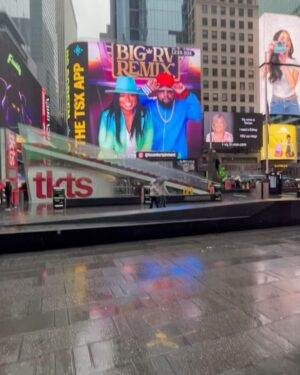 Janice Faison Instagram - Im in NY for the day and I finally get to see the billboard!!! Yayyyyyyyyy #timesquare @bigrvremix @celebritytrailers @bigboi @hulu