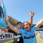 Jardel Instagram - Dá uma curtida quem já foi o primeiro clube a ser campeão do ano, e ainda com um show do grande “Luizito” AVANTE GRÊMIO O MAIOR DO SULLL..⚫️🔵⚪️ . Yılın şampiyonu olan ilk kulübün kim olduğunu ve harika "Luizito"nun şovunu beğenin #luizsoares #supercopa #gremio @paulonunes7 Fortaleza - Ceará - Brasil