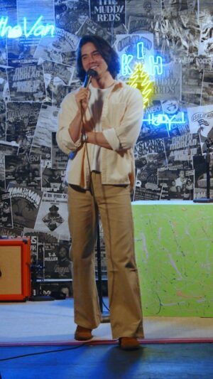 Jared Goldstein Instagram - 🚗💨🎤: @heyjaredhey live at #JamintheVan 🚐🎶 #StandUp #Comedy #StandUpComedy