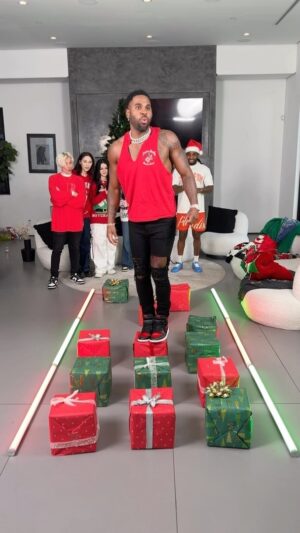 Jason Derulo Instagram - #1DayCloserToChristmas @elsarca @mrmovi3 @gabriellenevaeh @nevaaadaa @artistgary