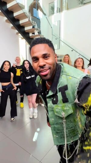 Jason Derulo Instagram - Shout out to the lead singer on the stairs @nickantonyan @piersonwodzynski @thejeremystrong @tayraytexas @gabriellenevaeh @artistgary @nevaaadaa @elsarca #HandsOnMe