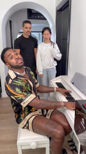 Jason Derulo Instagram - When you finally meet her guy best friend @leendadong @spence #HandsOnMe