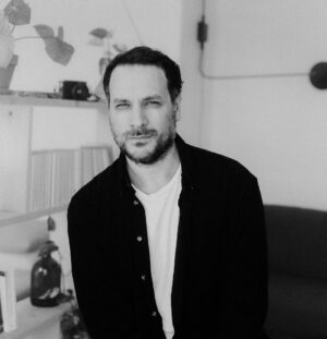 Jean-Baptiste Toussaint Instagram - Même si je pense être plus à l’aise derrière un appareil que devant j’aime beaucoup ces photos argentiques prises par la talentueuse @isariert .