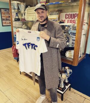 Jean-Baptiste Toussaint Instagram - Dimanche 3 Avril 2022 je vais réaliser un petit rêve en devenant le temps d’un match sponsor maillot de mon club d’enfance, Drancy, contre mon club de cœur, le Paris Saint Germain. Ça fait quelques mois qu’on prépare ça. Il y aura bientôt 93 maillots collector en vente et je suis fier de vous le présenter aujourd’hui. Il a une petite vibe maillot d’Auxerre époque Cissé, Boumsong, Mexès. Je suis ravi.