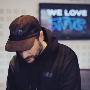 Jean-Baptiste Toussaint Instagram - Vous connaissez mon amour pour les vêtements, en particulier les casquettes et les pièces d’époque tirées de films. Très souvent on m’a demandé de lancer une collection TFTC. Et bien là voici. J’ai souhaité quelque chose de très minimaliste, qui respecte les codes couleurs de la chaîne, noir et bleu. Il y a une casquette, un hoodie, un sweat et un t-shirt. Avec à chaque fois le logo brodé. Les articles sont hyper confortables, je ne voulais pas d’un truc cheap. C’est 100% bio et brodé en France. C’est une collection éphémère qui va durer 30 jours. Chaque achat vient automatiquement avec un sticker. Et si deux achats : un sticker + un pin’s très cool. Toutes les infos sur @traphic.fr . Hâte de vous croiser dans la rue, dans le métro ou à une soirée avec un vêtement TFTC 🖤💙