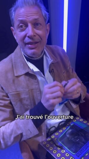 Jean-Baptiste Toussaint Instagram - Il y a quelques jours j’ai offert un paquet de cartes Independence Day à Jeff Goldblum. Il m’a proposé qu’on l’ouvre ensemble. Un unboxing s’est donc organisé avec lui. Un grand moment. #jeffgoldblum