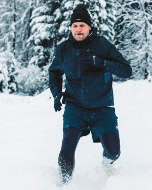 Jean-Baptiste Toussaint Instagram - On ne va pas se mentir, le sport et moi c’est une histoire d’amour seulement sur console et à la télé. Au mieux je joue au foot une fois par an. J’ai une condition physique catastrophique. 

Mais Nike est venu me chercher il y’a quelques mois. Il y a eu le 10K et maintenant ce trail dans les montagnes de Chamonix. Grâce à eux j’ai découvert le dépassement de soi et le plaisir incroyable d’aller au bout d’un objectif. Alors, je suis encore loin d’être un athlète mais j’y prends goût.

Merci à toute la team Nike, aux coachs, à @maudbonnet et surtout à @pennykev qui a cru en moi (c’était pas évident) et qui me permet de vivre tous ces moments incroyables. 

📸 @jordan_manoukian