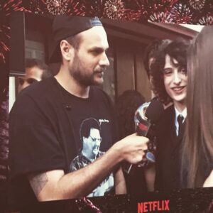 Jean-Baptiste Toussaint Instagram - Si on m’avait dit y’a 5 ans quand j’habitais chez ma mère que je serais  un jour sur le l’écran géant du grand rex en train d’interviewer le cast de Stranger Things j’aurais répondu : « mais putain frappe avant d’entrer ! » tout en abaissant l’écran de mon ordi portable à la hâte.