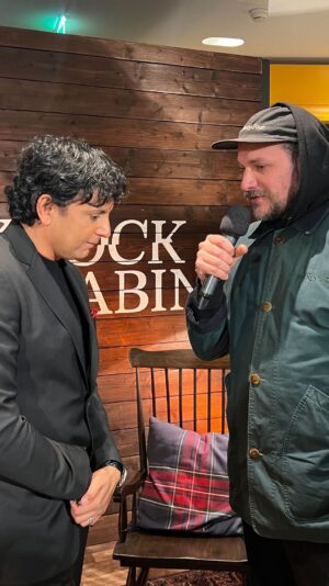 Jean-Baptiste Toussaint Instagram - J’ai eu le privilège de pouvoir poser quelques questions à M Night Shyamalan, un de mes réalisateurs préférés, à l’occasion de la sortie de son nouveau film qui sort le 1er Février en salles, Knock at the cabin.

#knockatthecabin