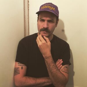 Jean-Baptiste Toussaint Instagram - Lui ? C’est Scott Miller, la moustache la plus connue du Minnesota. Son job, c’est de trouver des baraques abandonnées et de les retaper de ses deux seules mains. Un véritable héros américain.