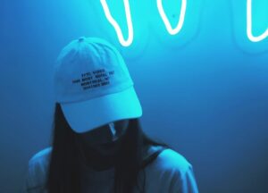 Jean-Baptiste Toussaint Instagram - Je suis heureux de vous annoncer la sortie de mon deuxième merch ! Avec @mr_ryanduggan , un dessinateur américain que j’adore, on a imaginé un vidéo club fictif TFTC. 

Il y a donc 4 t-shirts aux couleurs différentes et 4 casquettes dont deux en velours qui reprennent la catchline de Blockbuster Video : « Go Home Happy ». L’idée c’était d’imaginer ce qu’aurait pu produire comme goodies ce vidéoclub TFTC des années 90-2000. 

Vous trouverez aussi en édition limitée à seulement 200 exemplaires l’affiche sérigraphiée et dessinée par Ryan Duggan. Chaque achat de cette affiche sera accompagné d’une carte de membre plastifiée que j’ai personnellement signé.  En fonction du nombre de commandes vous recevrez également différents stickers, dont un qui fait de la lumière dans la nuit, ainsi qu’un pin’s. 

Voilà je suis hyper fier de ce nouveau merch et hyper heureux d’avoir collaboré avec un dessinateur dont j’admire le travail. L’idée c’était aussi d’upgrader le premier merch, j’en profite d’ailleurs pour remercier les nombreuses personnes qui l’ont commandé l’année dernière. 

Pour terminer je vous rappelle que cette nouvelle collection est temporaire, vous avez seulement 30 jours pour la commander. Après elle disparaîtra à tout jamais. Le lien est dans la bio. Voilà j’ai hâte de vous voir porter ces nouveaux vêtements. Je vous 💙

Model : @clara_rbnt 
Photos : @traphic.fr