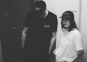 Jean-Baptiste Toussaint Instagram - Je suis heureux de vous annoncer la sortie de mon deuxième merch ! Avec @mr_ryanduggan , un dessinateur américain que j’adore, on a imaginé un vidéo club fictif TFTC. 

Il y a donc 4 t-shirts aux couleurs différentes et 4 casquettes dont deux en velours qui reprennent la catchline de Blockbuster Video : « Go Home Happy ». L’idée c’était d’imaginer ce qu’aurait pu produire comme goodies ce vidéoclub TFTC des années 90-2000. 

Vous trouverez aussi en édition limitée à seulement 200 exemplaires l’affiche sérigraphiée et dessinée par Ryan Duggan. Chaque achat de cette affiche sera accompagné d’une carte de membre plastifiée que j’ai personnellement signé.  En fonction du nombre de commandes vous recevrez également différents stickers, dont un qui fait de la lumière dans la nuit, ainsi qu’un pin’s. 

Voilà je suis hyper fier de ce nouveau merch et hyper heureux d’avoir collaboré avec un dessinateur dont j’admire le travail. L’idée c’était aussi d’upgrader le premier merch, j’en profite d’ailleurs pour remercier les nombreuses personnes qui l’ont commandé l’année dernière. 

Pour terminer je vous rappelle que cette nouvelle collection est temporaire, vous avez seulement 30 jours pour la commander. Après elle disparaîtra à tout jamais. Le lien est dans la bio. Voilà j’ai hâte de vous voir porter ces nouveaux vêtements. Je vous 💙

Model : @clara_rbnt 
Photos : @traphic.fr