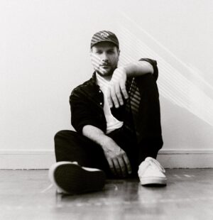 Jean-Baptiste Toussaint Instagram - Même si je pense être plus à l’aise derrière un appareil que devant j’aime beaucoup ces photos argentiques prises par la talentueuse @isariert .