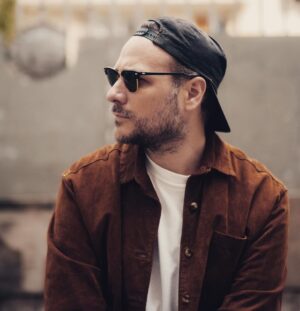 Jean-Baptiste Toussaint Instagram - Même si je pense être plus à l’aise derrière un appareil que devant j’aime beaucoup ces photos argentiques prises par la talentueuse @isariert .
