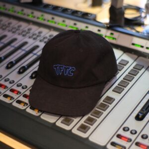 Jean-Baptiste Toussaint Instagram - Vous connaissez mon amour pour les vêtements, en particulier les casquettes et les pièces d’époque tirées de films. Très souvent on m’a demandé de lancer une collection TFTC. Et bien là voici. J’ai souhaité quelque chose de très minimaliste, qui respecte les codes couleurs de la chaîne, noir et bleu. Il y a une casquette, un hoodie, un sweat et un t-shirt. Avec à chaque fois le logo brodé. Les articles sont hyper confortables, je ne voulais pas d’un truc cheap. C’est 100% bio et brodé en France. C’est une collection éphémère qui va durer 30 jours. Chaque achat vient automatiquement avec un sticker. Et si deux achats : un sticker + un pin’s très cool. Toutes les infos sur @traphic.fr . Hâte de vous croiser dans la rue, dans le métro ou à une soirée avec un vêtement TFTC 🖤💙
