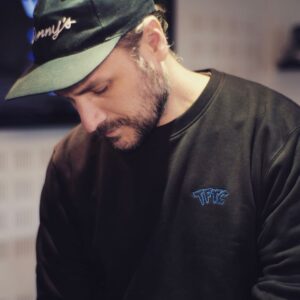 Jean-Baptiste Toussaint Instagram - Vous connaissez mon amour pour les vêtements, en particulier les casquettes et les pièces d’époque tirées de films. Très souvent on m’a demandé de lancer une collection TFTC. Et bien là voici. J’ai souhaité quelque chose de très minimaliste, qui respecte les codes couleurs de la chaîne, noir et bleu. Il y a une casquette, un hoodie, un sweat et un t-shirt. Avec à chaque fois le logo brodé. Les articles sont hyper confortables, je ne voulais pas d’un truc cheap. C’est 100% bio et brodé en France. C’est une collection éphémère qui va durer 30 jours. Chaque achat vient automatiquement avec un sticker. Et si deux achats : un sticker + un pin’s très cool. Toutes les infos sur @traphic.fr . Hâte de vous croiser dans la rue, dans le métro ou à une soirée avec un vêtement TFTC 🖤💙