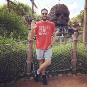 Jean-Baptiste Toussaint Instagram - Loin de moi l’envie de prétendre que je suis le boss. Je porte simplement un t-shirt très rare du tv show « Madame est servie » datant de 1989.