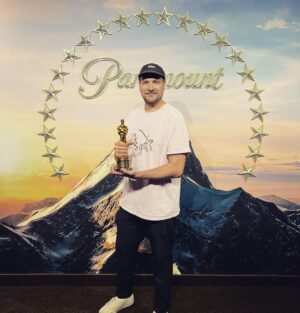 Jean-Baptiste Toussaint Instagram - Je viens d’avoir le privilège de tenir un véritable oscar entre mes mains. Je suis sincèrement aux anges qu’on se le dise.